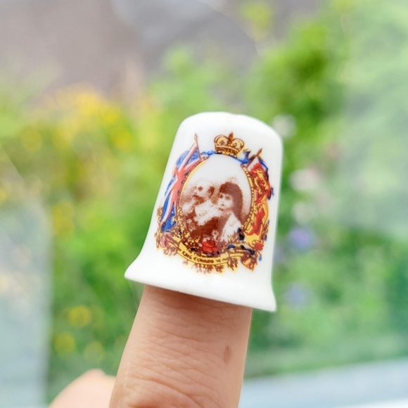 Vintage King Edward & Queen Alexandra Royal Family Collectible Thimble - Picture 1 of 7